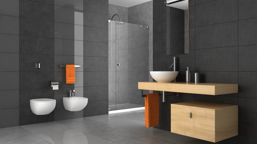 Μονόχρωμο μοντέρνο γκρι μπάνιο με ξύλινα έπιπλα και πορτοκαλί διακοσμητικά στοιχεία.