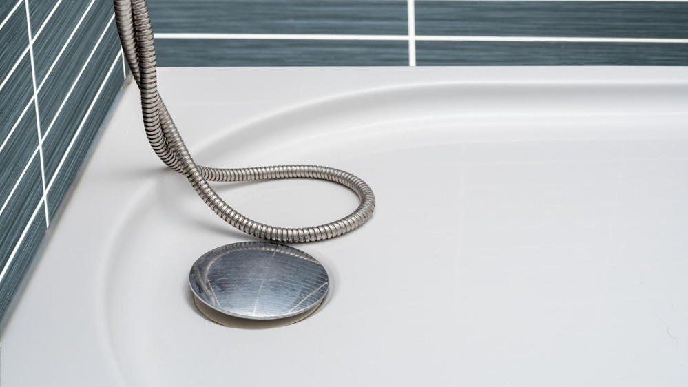 Απεικόνιση σιφονιού μπάνιου σε άσπρη μπανιέρα.