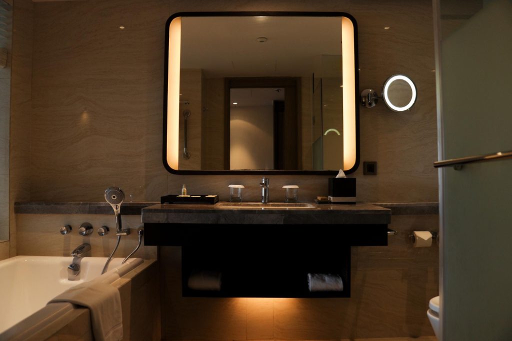  Καθρέφτης μπάνιου με κρυφό φωτισμό LED από πίσω του κάνει ένα μπάνιο να μοιάζει με πολυτελές σπα.